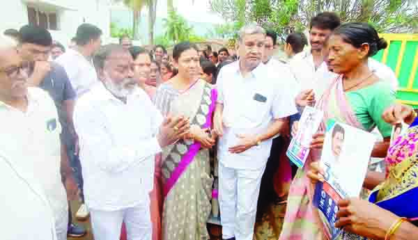 సమస్యలపై ఎమ్మెల్యే బాబూరావుకు మొర