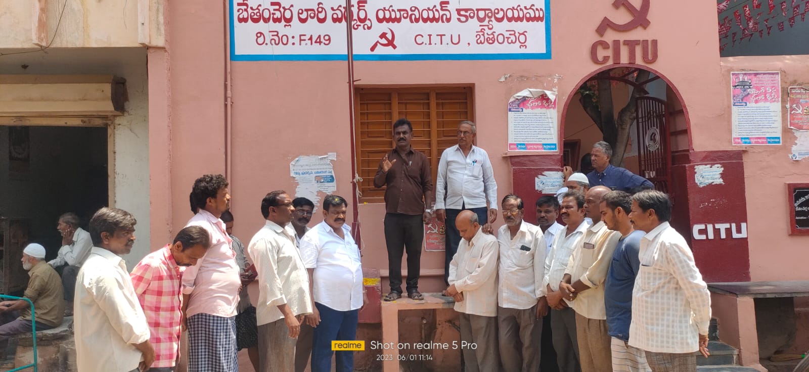 మాట్లాడుతున్న నాయకులు