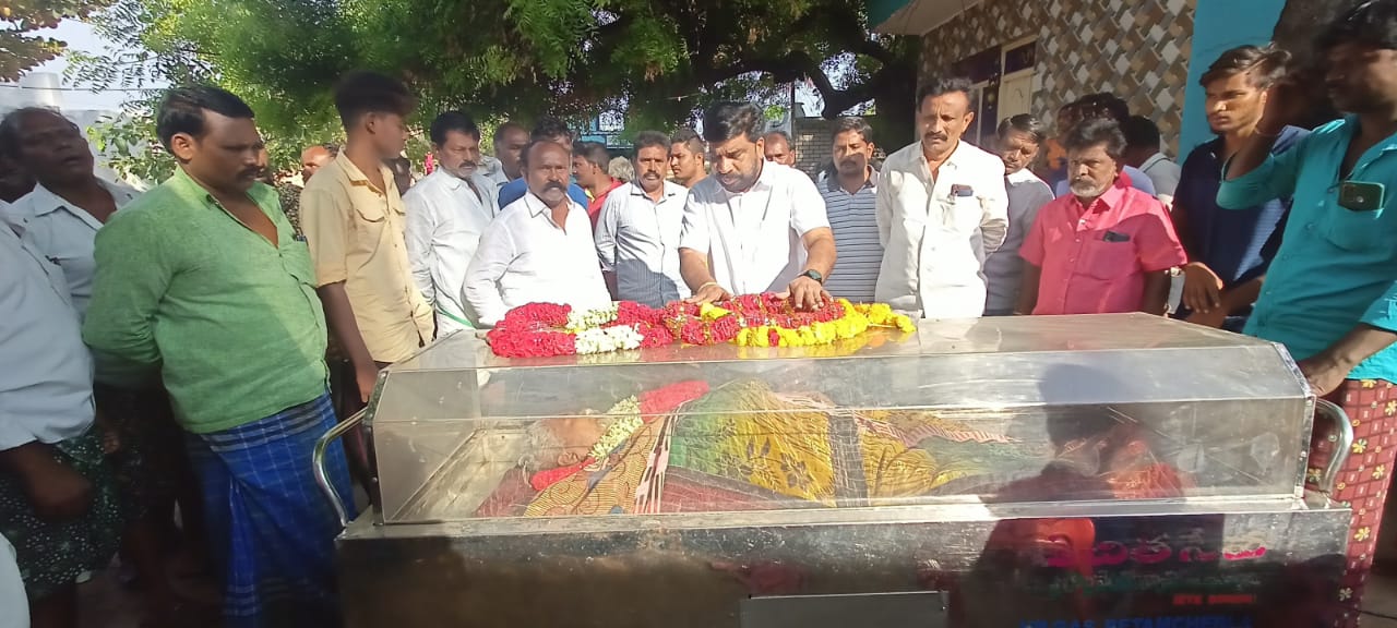 నాగ పుల్లయ్య మృతదేహానికి నివాళ్లు అర్పిస్తున్న దృశ్యం