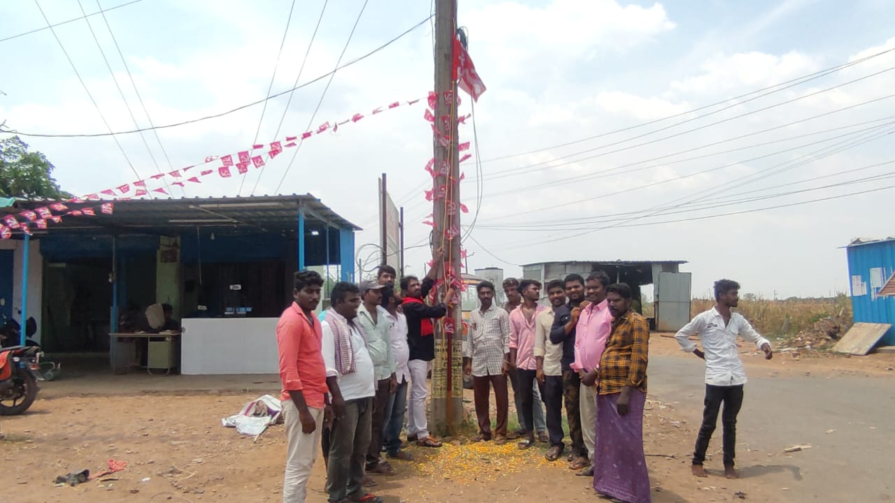 జెండా ఆవిష్కరిస్తున్ననాయకులు లక్ష్మణ్‌