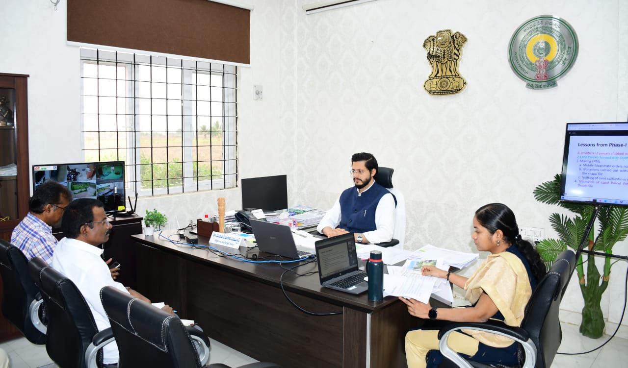 వీడియో కాన్ఫరెన్స్‌ లో పాల్గొన్న జిల్లా కలెక్టర్‌, జాయింట్‌ కలెక్టర్‌