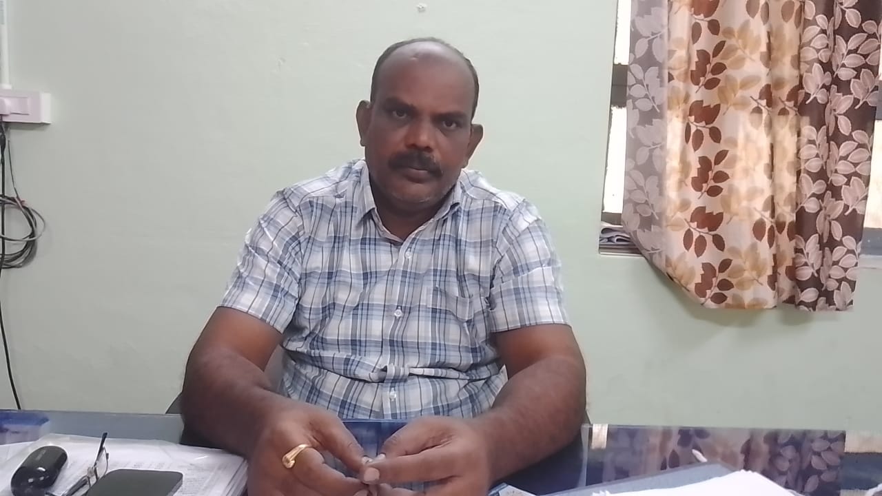 మాట్లాడుతున్న మున్సిపల్‌ హెల్త్‌ ఆఫీసర్‌ డాక్టర్‌ అంకిరెడ్డి