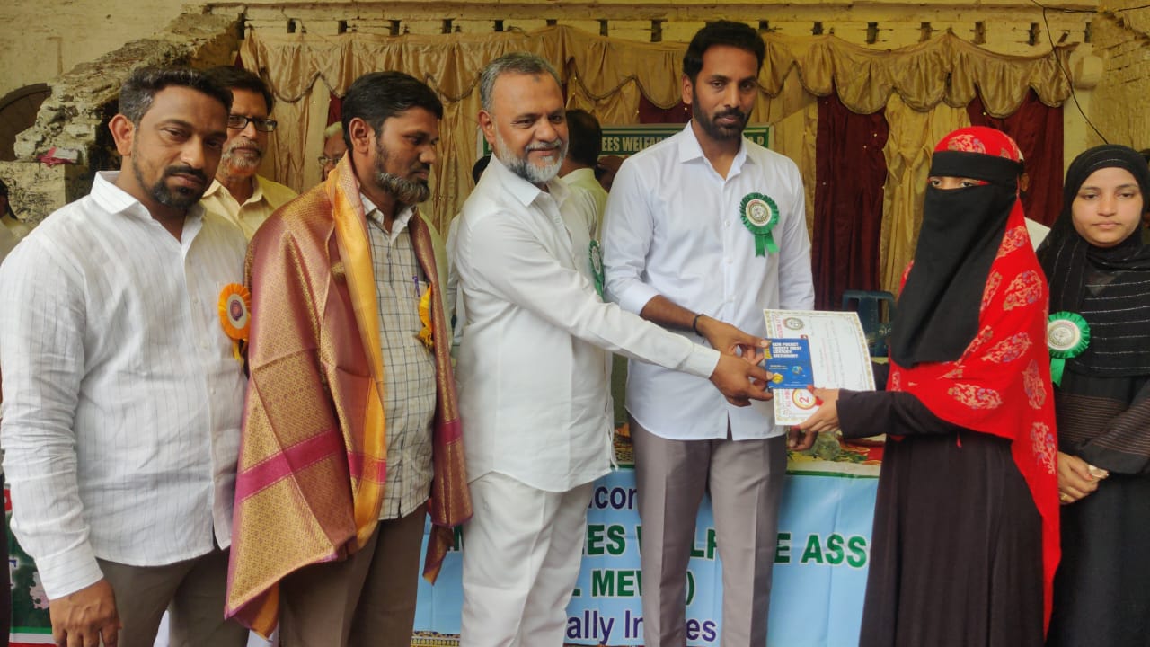  విద్యార్థులకు ప్రశంస పత్రాలు అందజేస్తున్న ఎమ్మెల్యే, ఎమ్మెల్సీ తదితరులు