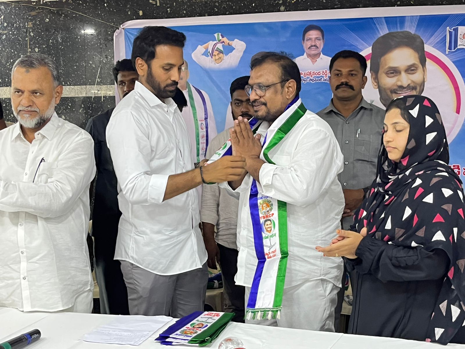  జిఎం గౌస్‌కు వైసిపి కండువా కప్పి పార్టీలోకి ఆహ్వానిస్తున్న ఎమ్మెల్యే, ఎమ్మెల్సీ, మున్సిపల్‌ చైర్మన్‌