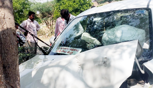 /In-charge-DEO-Meenakshi-injured-in-road-accident