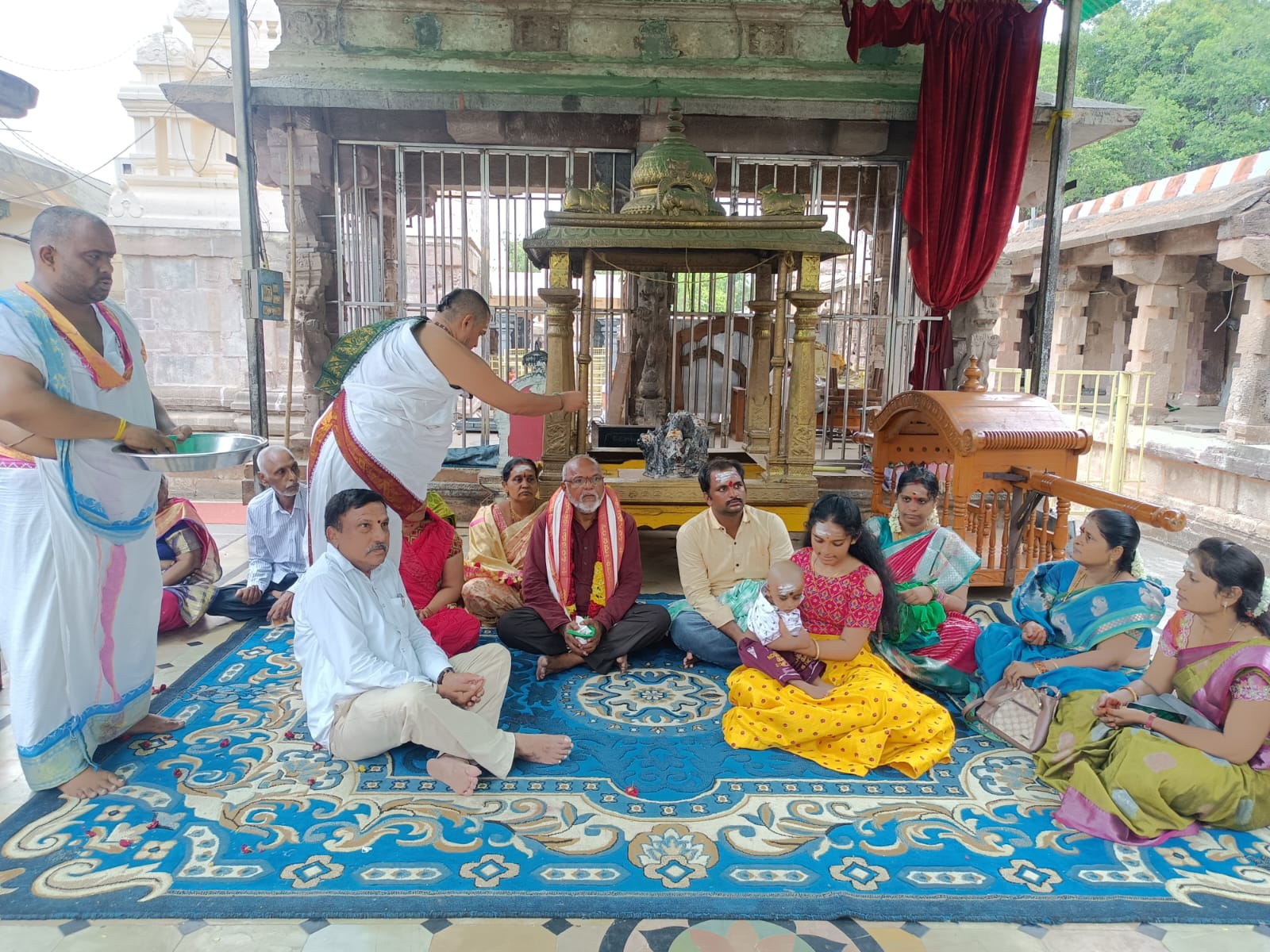 నటుడు ప్రసాద్‌ను ఆశీర్వదిస్తున్న వేద పండితులు