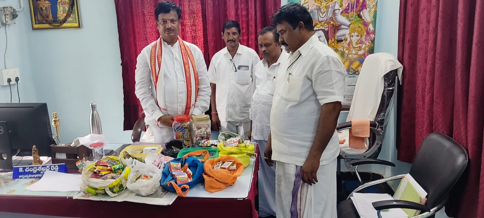 టో : క్షేత్ర పరిధిలో నిషేధిత పొగాకు ఉత్పత్తులను స్వాధీనం చేసుకున్న ఆలయ అధికారులు