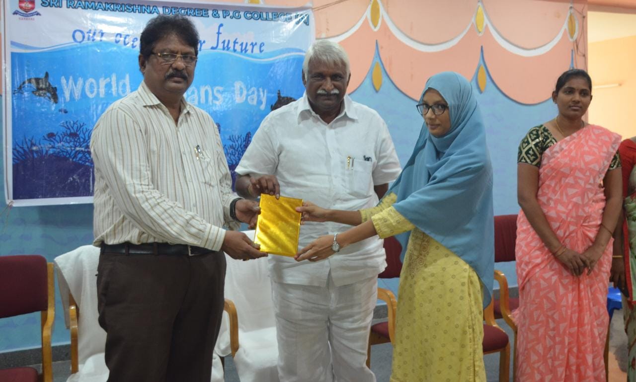 విజేతలైన విద్యార్థులకు బహుమతులు అందచేస్తున్న దృశ్యం