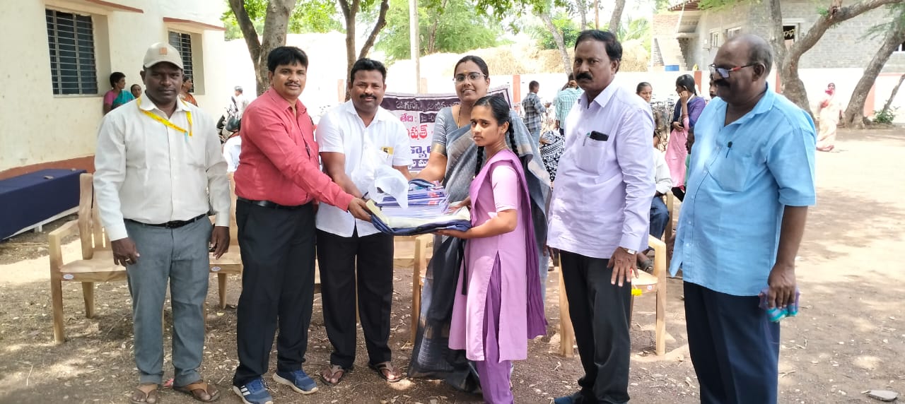 విద్యార్థులకు బహుమతులు అందజేస్తున్న జడ్పిటిసి, సర్పంచు, ఉపాధ్యాయులు