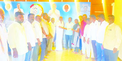  చెక్కులు పంపిణీ