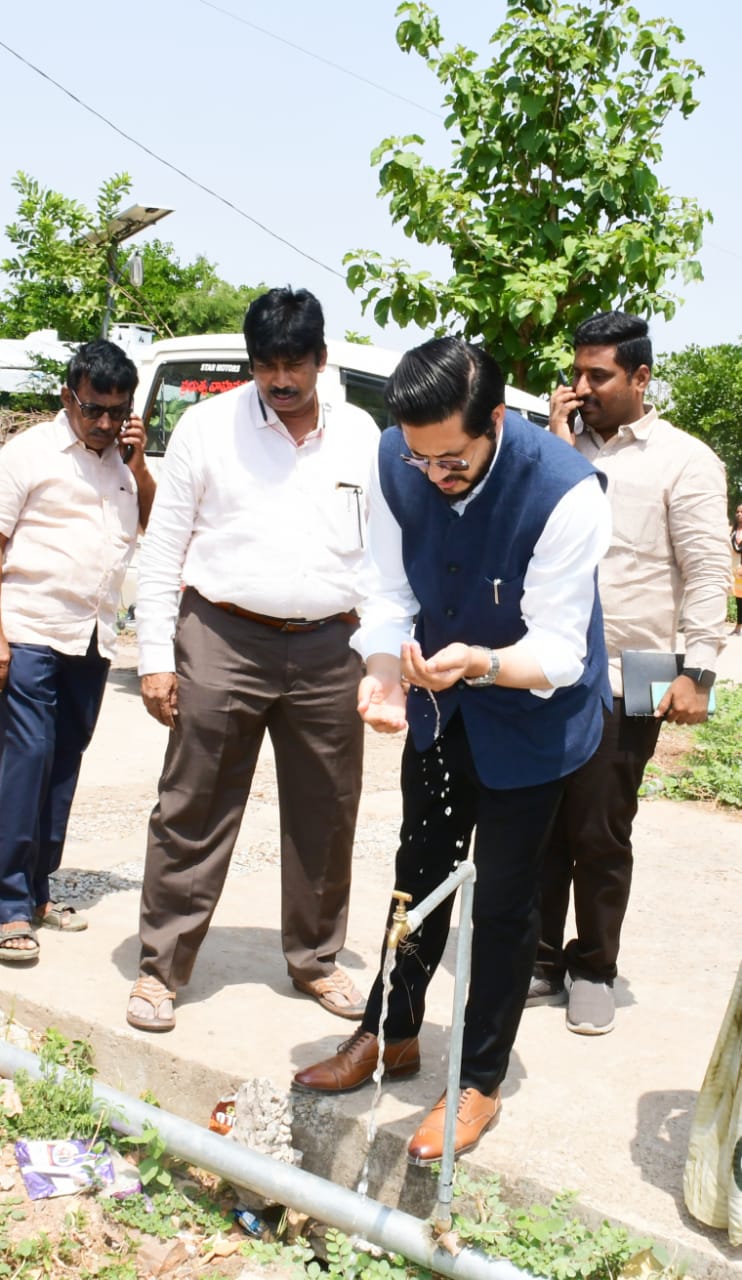 జల్‌ జీవన్‌ మిషన్‌ పథకం కింద ఇంటింటికి వేసిన కుళాయిల నుంచి నీటి సరఫరాను పరిశీలిస్తున్న జిల్లా కలెక్టర్‌ మనజీర్‌ జిలానీ సామూన్‌