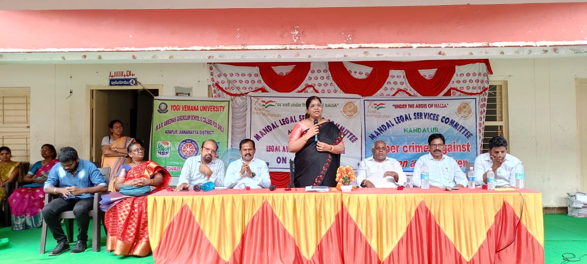 సమావేశంలో మాట్లాడుతున్న జడ్జి కె.లత