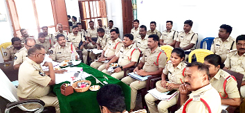 సమీక్ష సమావేశంలో మాట్లాడుతున్న డిఎస్‌పి కె. కేశప్ప