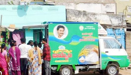 పథకాన్ని నీరు గారుస్తున్న రేషన్‌ బియ్యం పంపిణీ వాహనం