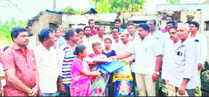 అగ్ని ప్రమాద బాధితులను ఆదుకుంటాం