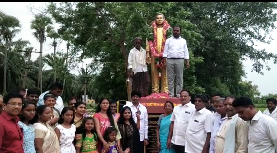 తండ్రికి కాంస్య విగ్రహం