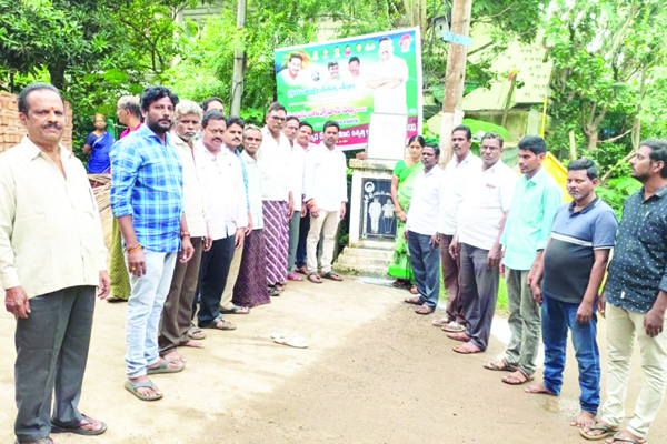 సిఎం జగన్‌ చిత్రపటానికి పాలాభిషేకం