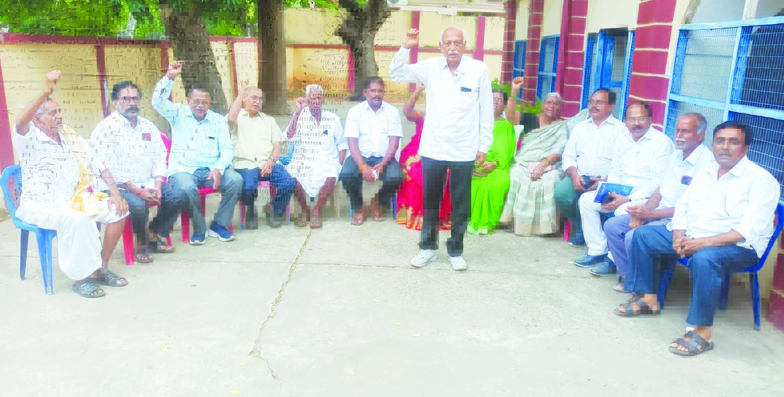 సమావేశంలో మాట్లాడుతున్న రాజామోహన్‌రావు