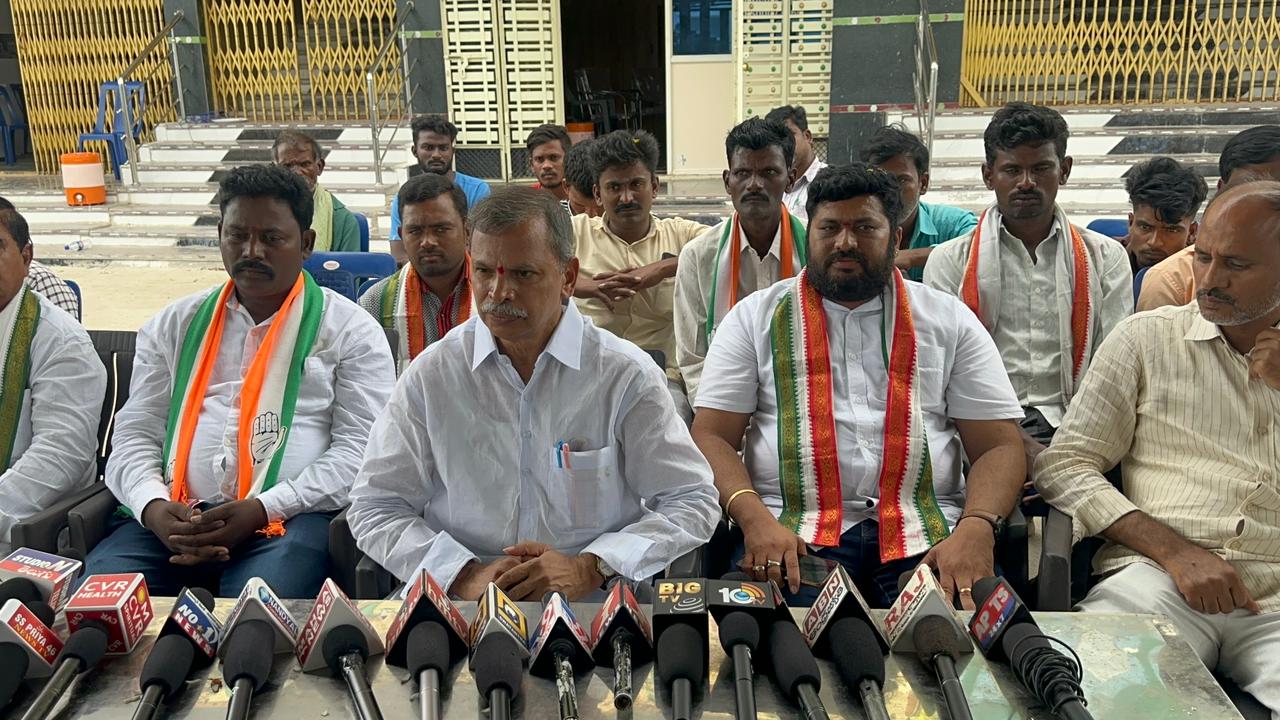 విలేకరుల సమావేశంలో మాట్లాడుతున్న కాంగ్రెస్‌ రాష్ట్ర మీడియా చైర్మన్‌ డాక్టర్‌ నర్రెడ్డి తులసి రెడ్డి 