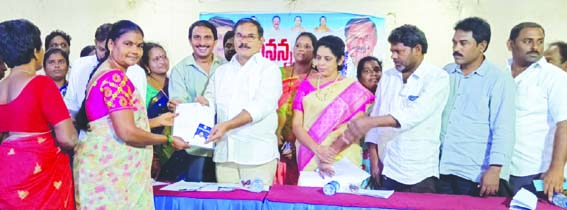 జగనన్న సురక్షలో అర్హులకు ధృవపత్రాలు అందజేత