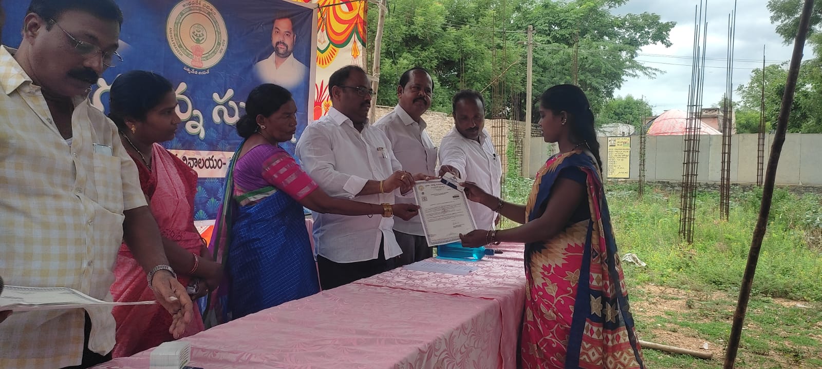 సర్టిపికెట్‌లను అందజేస్తున్న ఎంపిపి,అధికారులు