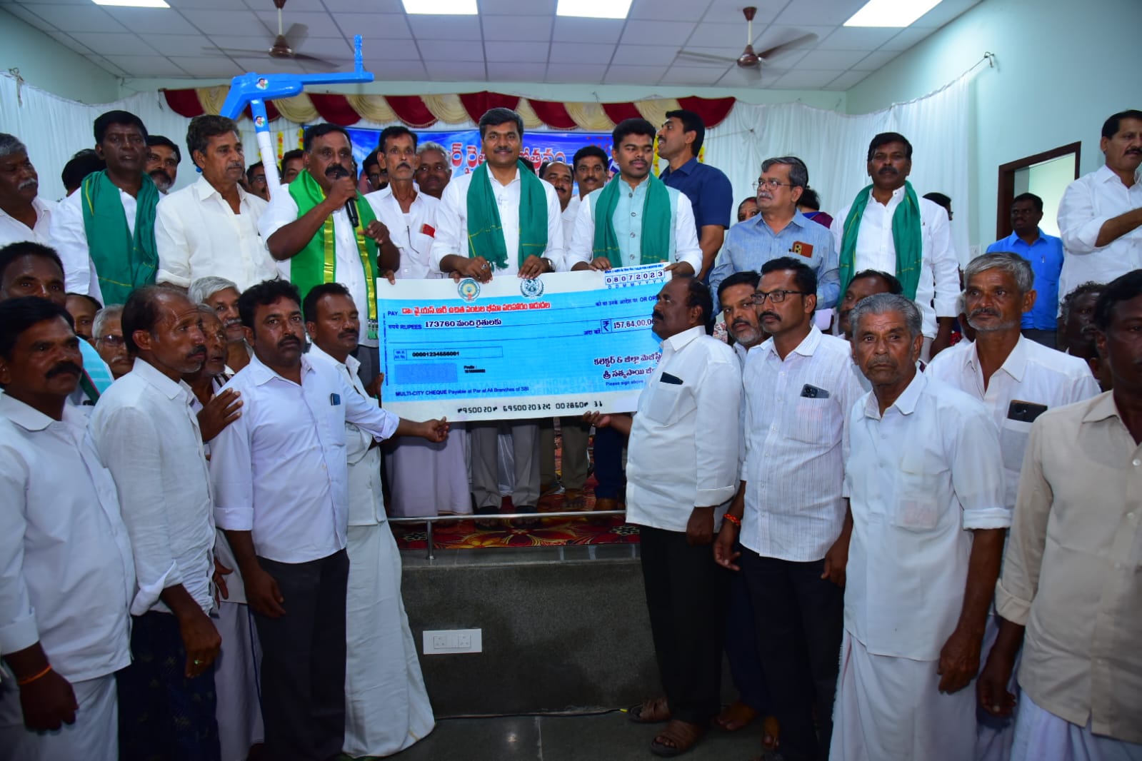 రైతులకు పంటనష్టపరిహారం మెగా చెక్కును అందిస్తున్న ఎమ్మెల్యే, కలెక్టర్‌