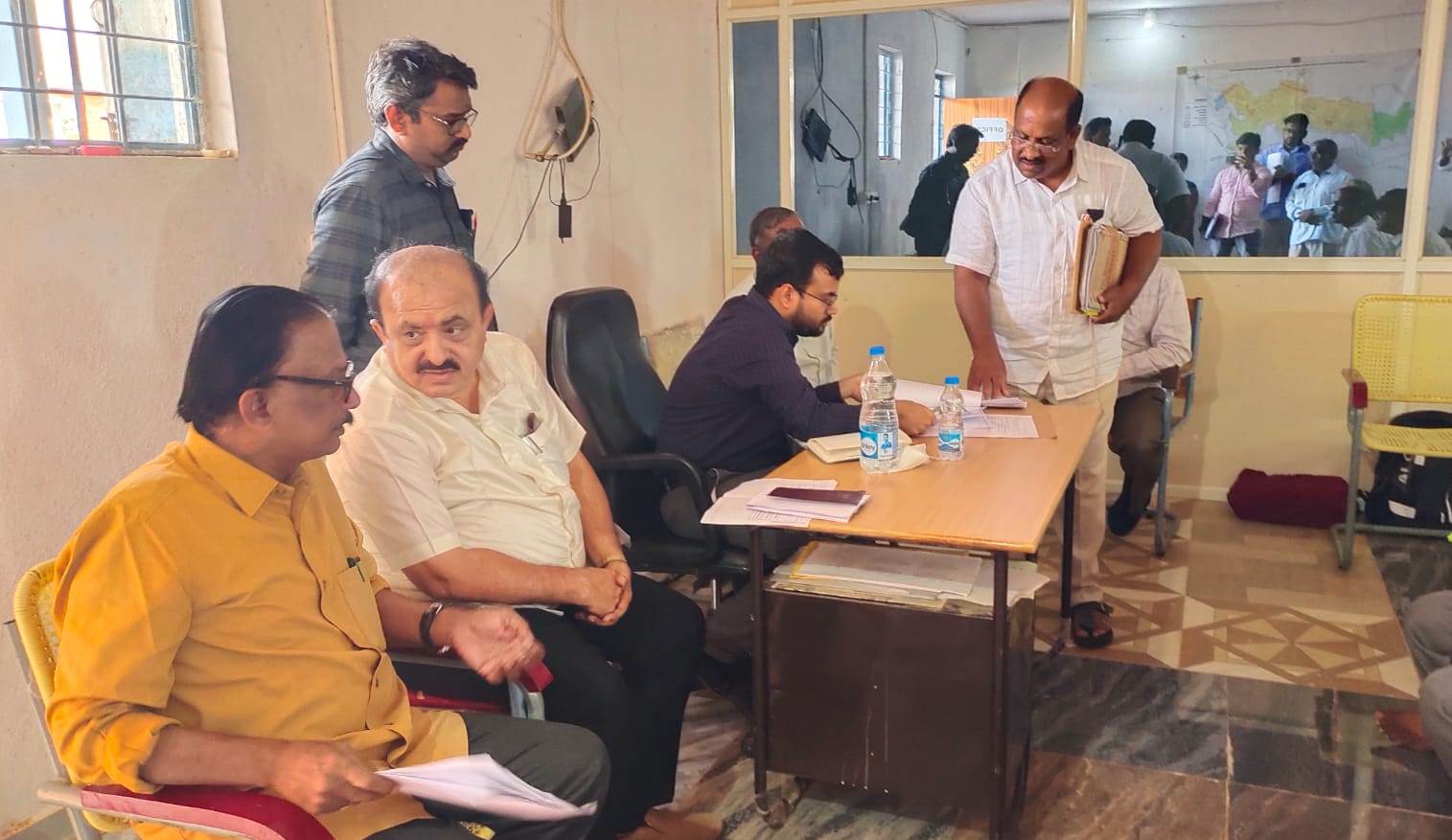 రిజర్వాయర్‌ బాధిత రైతులతో మాట్లాడుతున్న జెసి ఫర్మాన్‌అహ్మద్‌ఖాన్‌