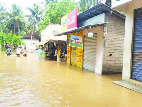 భయం గుప్పెట్లో తీర గ్రామాలు