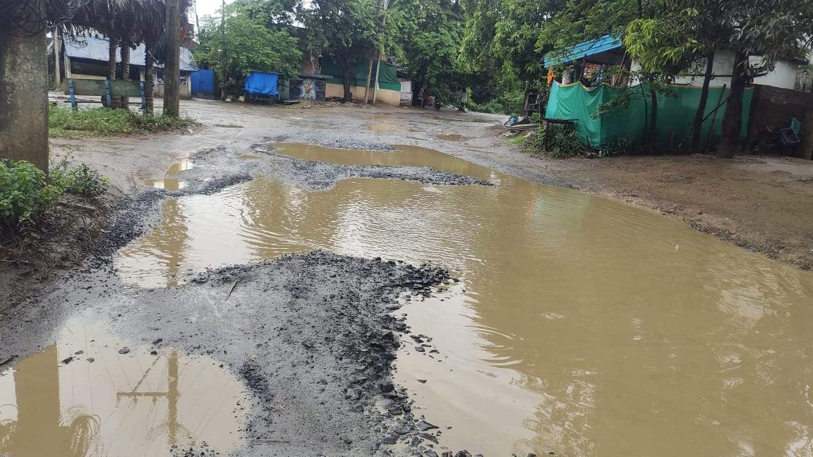 అడుగుఅడుగూ.. గుంతల మడుగు..!