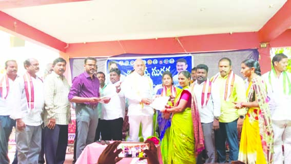 'జగనన్న సురక్ష'లో అర్హులకు ధృవపత్రాలు అందజేత