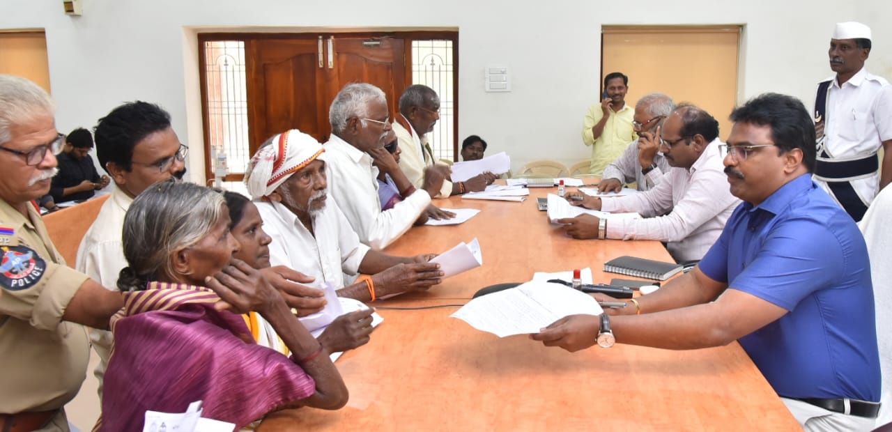 'స్పందన' అర్జీలకు పరిష్కారం చూపాలి : కలెక్టర్‌