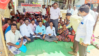 పంచాయతీ కార్మికులు దీక్షలు విరమింప చేస్తున్న అధికారులు