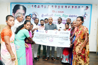 లబ్ధిదారులకు మెగా చెక్కును అందజేస్తున్న కలెక్టర్‌, జెసి  