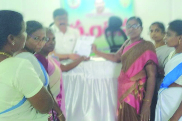 సమస్యలు పరిష్కరించాలని ఆశాల వినతి