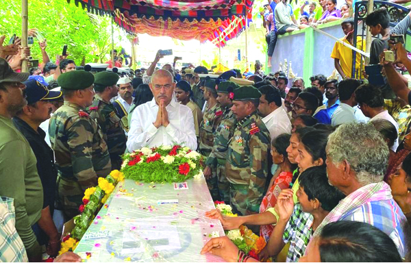 వీర జవాన్‌ శ్రీనివాస్‌కు ఘన నివాళి