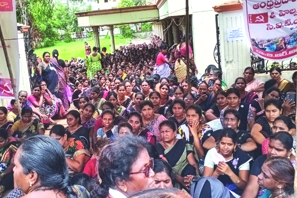 సమస్యలపై అంగన్‌వాడీల పోరుబాట