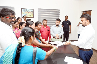 కలెక్టరేట్‌ గిరీషకు వినతిపత్రం ఇస్తున్న అంగన్వాడీలు