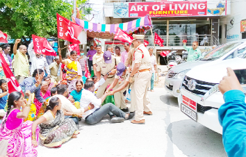 నాయకులను, కార్మికులను లాగేస్తున్నపోలీసులు