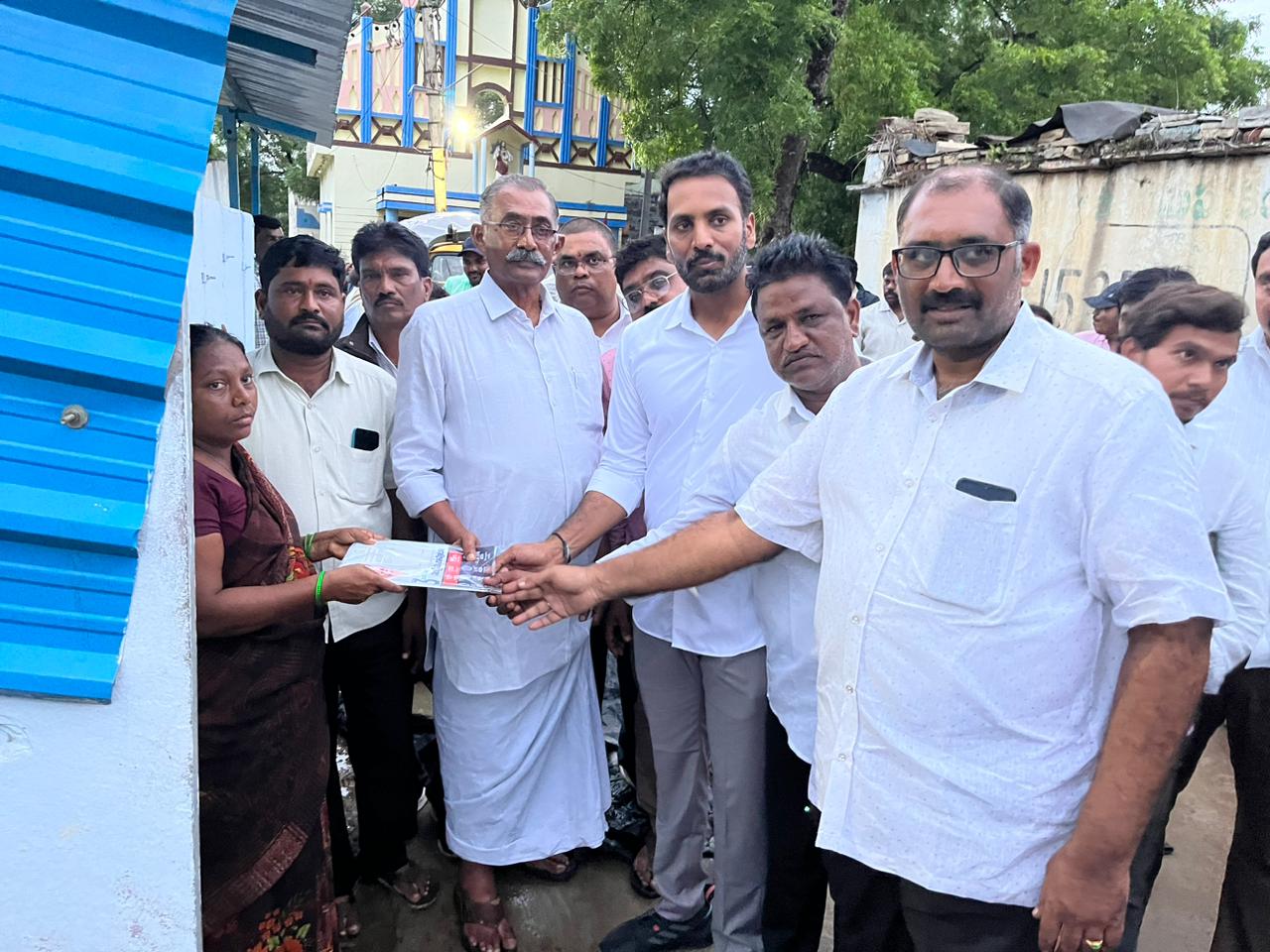 ప్రభుత్వ పథకాలు వివరిస్తున్న ఎమ్మెల్యే