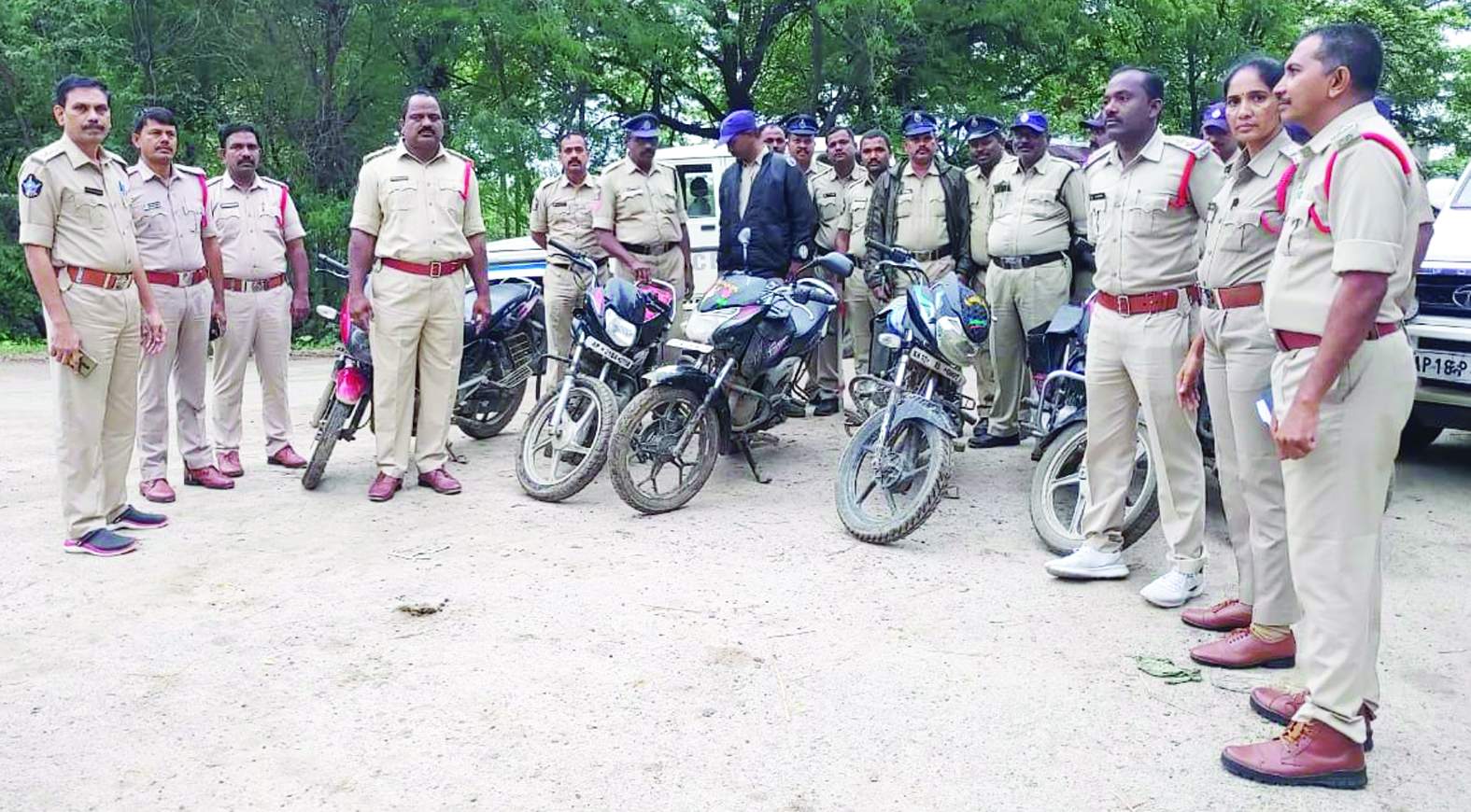 కార్డెన్‌ సెర్చ్‌ నిర్వహిస్తున్న పోలీసు సిబ్బంది