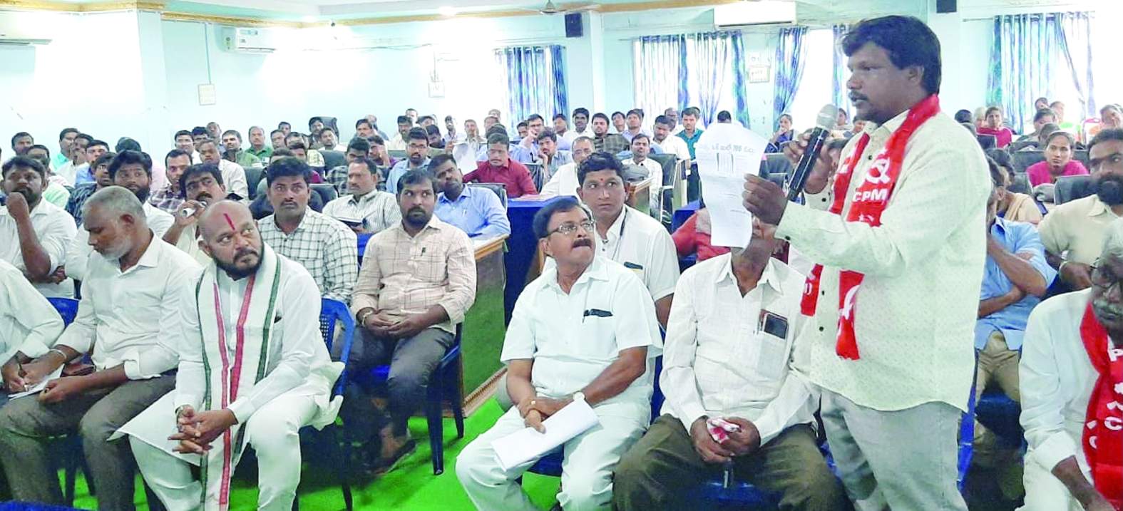 సమావేశంలో మాట్లాడుతున్న సిపిఎం పట్టణ కార్యదర్శి లక్ష్మణ్‌