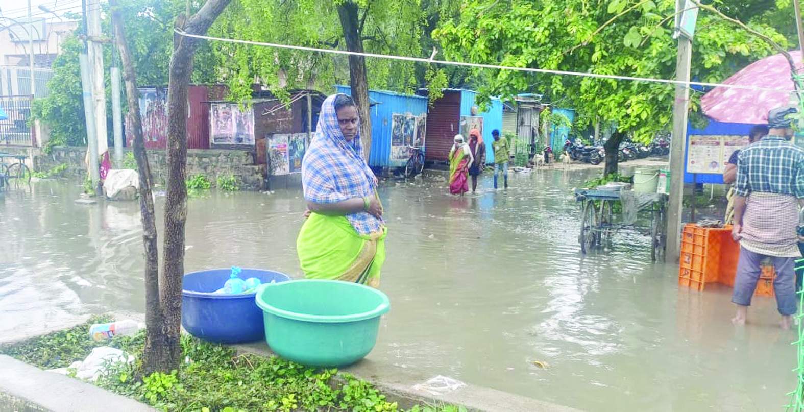 సబ్‌ రిజిస్ట్రార్‌​​​​​​​ కార్యాలయం ముందు ఆగిన వర్షపు నీరు