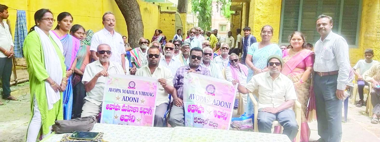 ఆపరేషన్‌ చేయించుకున్న వారికి సూచనలు చేస్తున్న నిర్వాహకులు