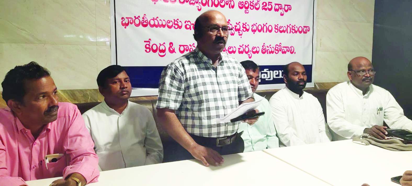 మాట్లాడుతున్న ఆదోని క్రైస్తవ సంఘాల పాస్టర్‌ బెనర్జీ