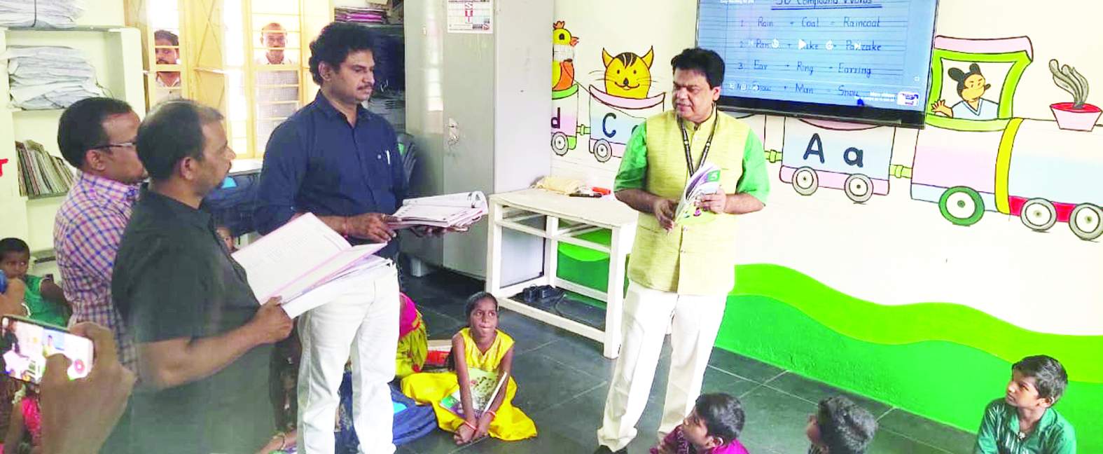 సూచనలు చేస్తున్న ప్రవీణ్‌ ప్రకాష్‌