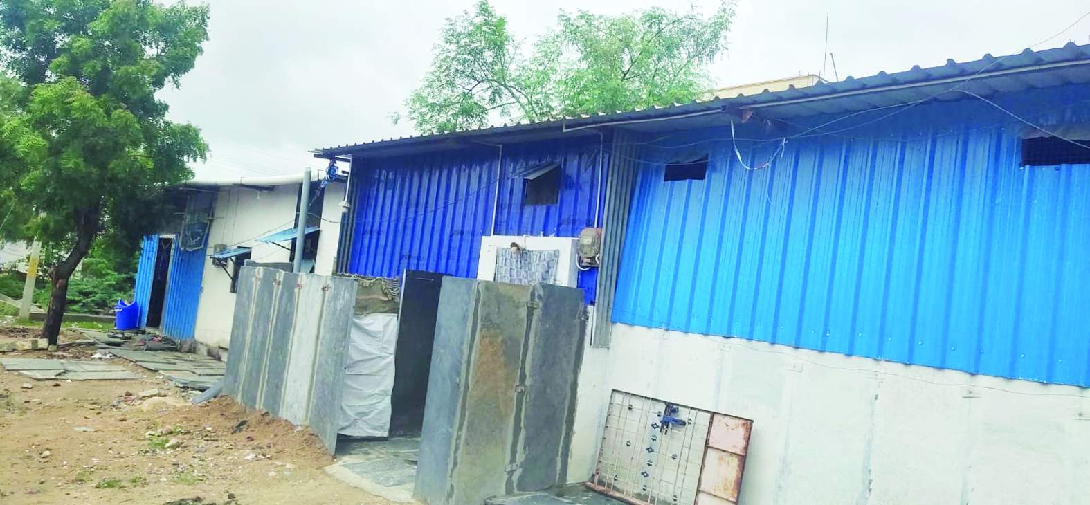 రేకుల షెడ్డులో కొనసాగుతున్న ప్రభుత్వ పాఠశాల