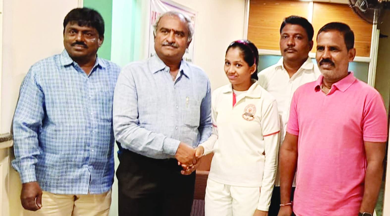 క్రికెట్‌ క్రీడాకారిణిని అభినందిస్తున్న విట్టా రమేష్‌