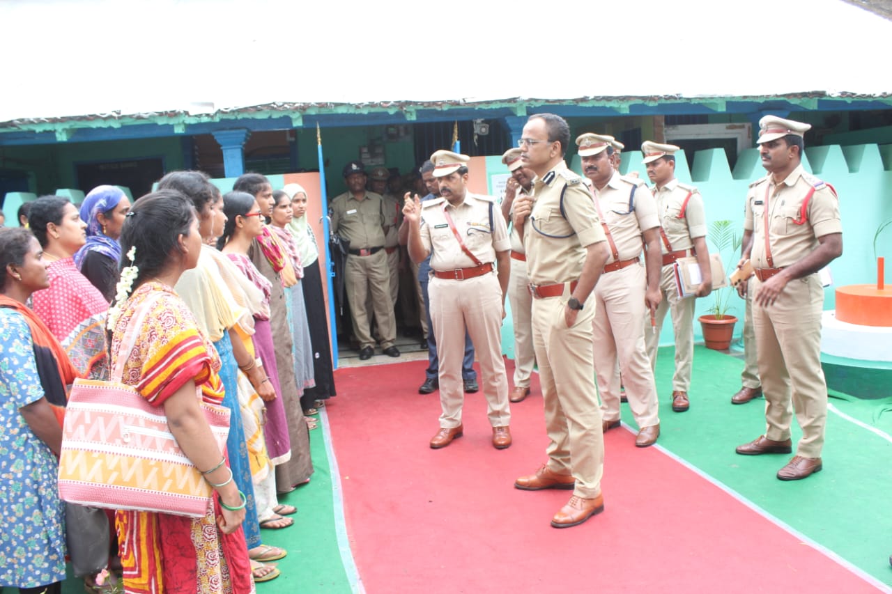  మహిళా పోలీసులతో మాట్లాడుతున్న కర్నూల్ రేంజ్ డీఐజీ   