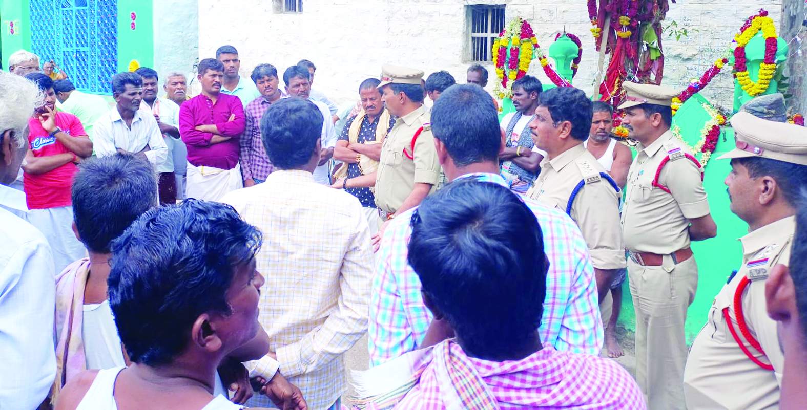 గ్రామస్తులతో మాట్లాడుతున్న డీఎస్పీ, సిఐ, ఎస్‌ఐ