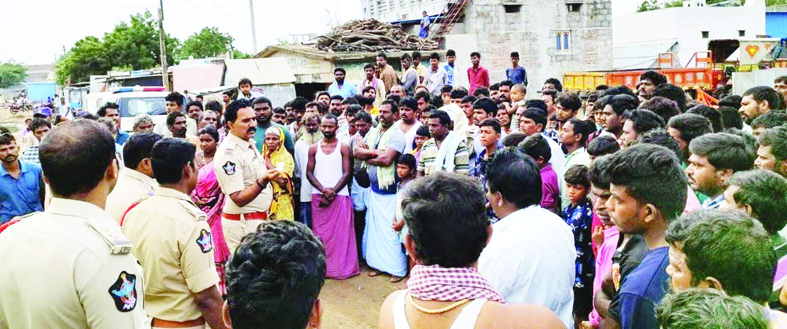 గ్రామస్తులతో మాట్లాడుతున్న పత్తికొండ డీఎస్పీ శ్రీనివాసులు రెడ్డి